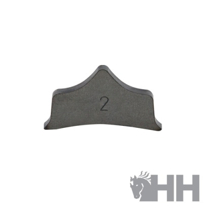 Peça metálica cinza escuro com número 2 e logótipo HH com cabeça de cavalo.