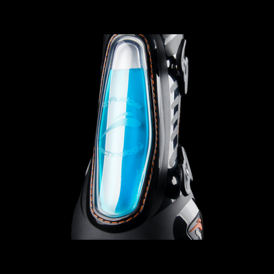 Bota de esqui preta com detalhe azul translúcido e fechos metálicos