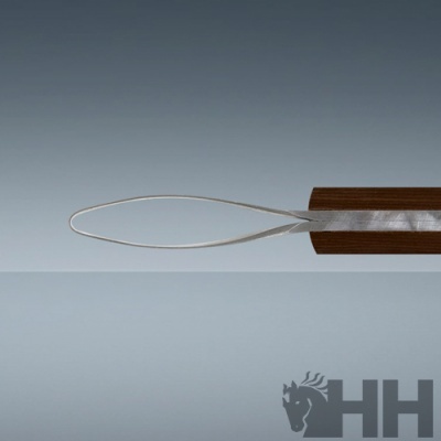 Cabo metálico em laço preso a peça de madeira castanha