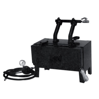 Equipamento metálico preto com tubos e manómetro