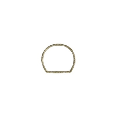 Anel dourado com textura gravada e formato aberto