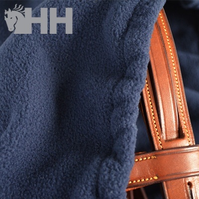 tecido azul felpudo e correia de couro castanho com logotipo HH