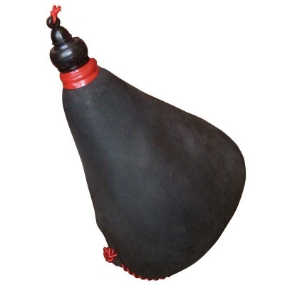 Saca de foles preta com detalhes vermelhos e peça superior preta com cordão vermelho