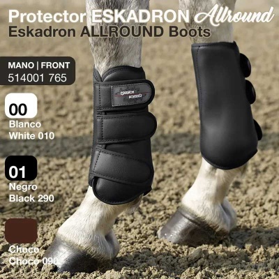 Botas protetoras ESKADRON Allround pretas em patas dianteiras de cavalo sobre solo arenoso