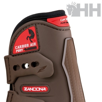 Protector equino castanho com detalhes vermelhos e pretos e texto visível.