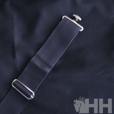 Cinta azul escura com fivela metálica sobre tecido azul com logotipo 'HH' e cavalo branco.