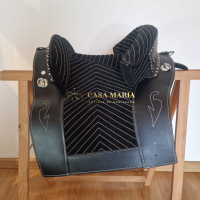 Sela de montaria preta em couro com bordados e texto Casa Maria