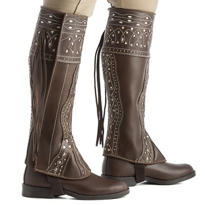 Botas castanhas em pele com padrão decorativo branco e atacadores na parte de trás