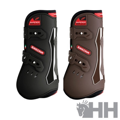 Duas proteções para pernas de cavalo, uma preta e outra castanha, com fechos e textos em vermelho