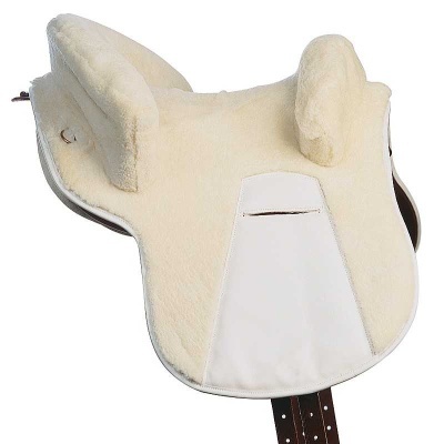 sela de equitação acolchoada em lã sintética branca e detalhes em couro branco