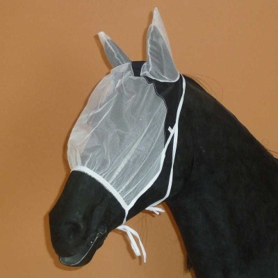 Máscara de proteção branca para cavalo numa cabeça preta com fundo laranja