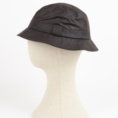 Chapéu preto tipo balde em manequim bege