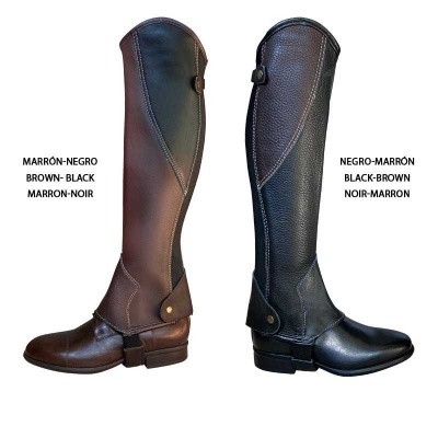 Duas botas altas castanho-preto e preto-castanho com fivelas laterais em fundo branco