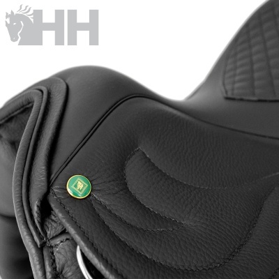 Sela de cavalo preta em couro com emblema verde e dourado