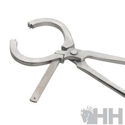 Alicate metálico prateado com mandíbula circular e dentes, alças longas, fundo branco