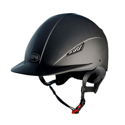 Capacete de equitação preto com ventilação e alça ajustável.