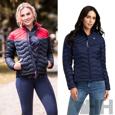 Duas mulheres com casacos acolchoados azuis, um com vermelho nos ombros e outro completamente azul marinho, com padrões ondulados.