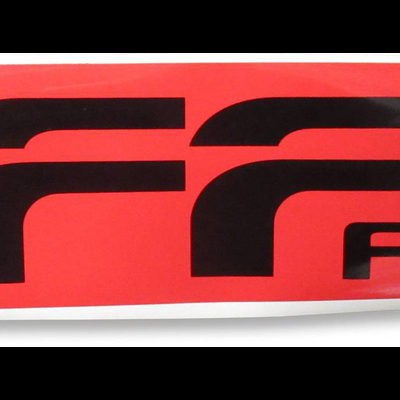 Adesivo retangular vermelho e branco com texto preto CRF plus
