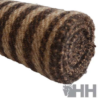 Tapete enrolado com padrão de riscas marrons e bege