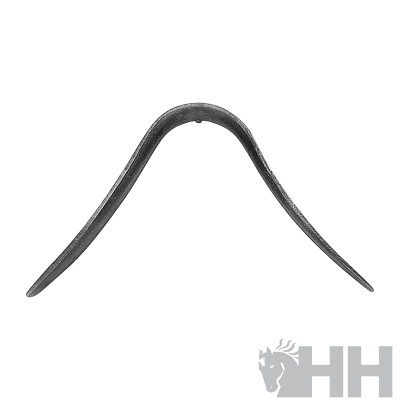 Bumerangue metálico prateado curvado sobre fundo branco com logótipo HH