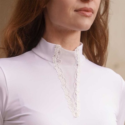 Blusa branca feminina com gola alta e renda em formato de V na frente