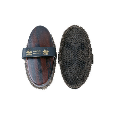 Escova oval de madeira com cerdas pretas e faixa de couro com texto dourado