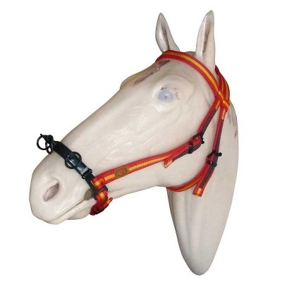 Cabeça de cavalo de simulação com cabresto vermelho e amarelo
