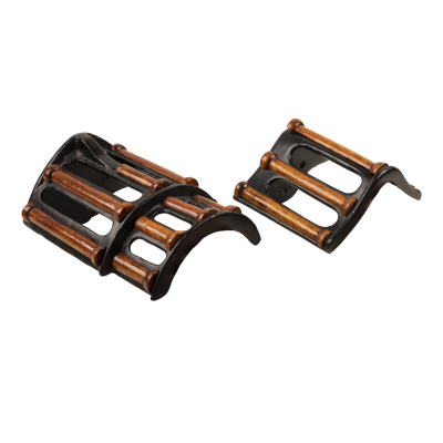 Suportes pretos de metal com barras de madeira castanha e estrutura curva