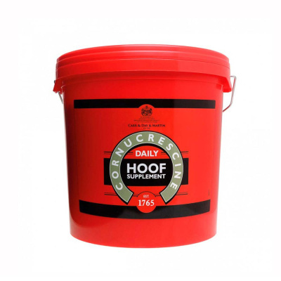 Balde vermelho de suplemento para cascos com etiqueta preta, verde e branca.
