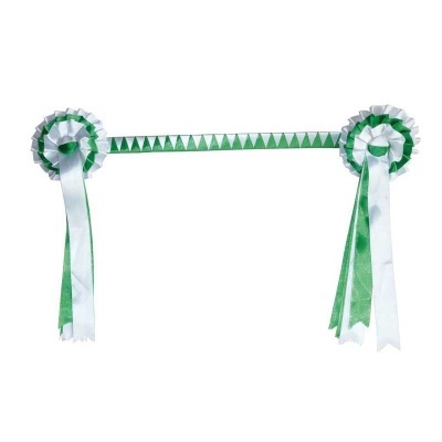 Fita decorativa verde e branca com duas rosetas e faixa com triângulos verdes