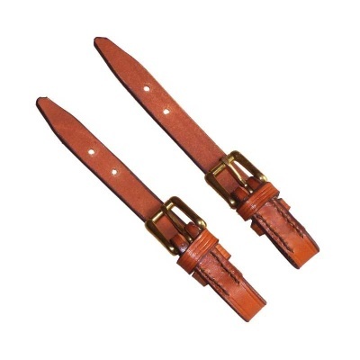 Dois cintos de couro castanho claro com fivela dourada sobre fundo branco