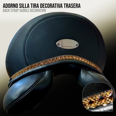 Adorno para sela traseira com tira decorativa castanha e dourada sobre sela preta