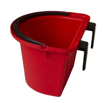 Baldes de plástico vermelho com rebordo preto e gancho