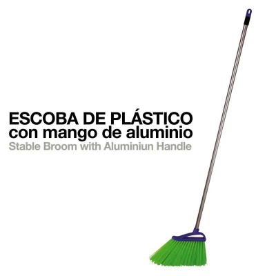 Vassoura de plástico com cabo de alumínio e cerdas verdes