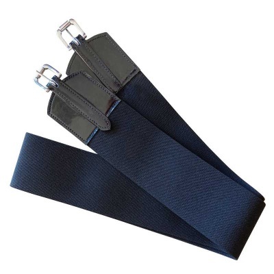 Cinto elástico preto com fivelas metálicas prateadas