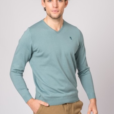 Camisola verde-azulado de malha com decote em V e calças castanhas