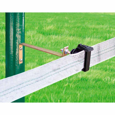 Suporte metálico verde com fita branca e mola preta em relva verde