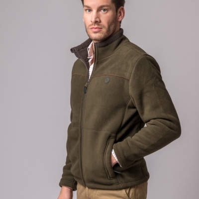 Casaco verde-oliva de fleece com fecho e gola alta em modelo masculino