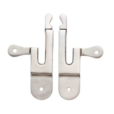 Par de suportes metálicos prateados para fixação com orifícios para parafusos