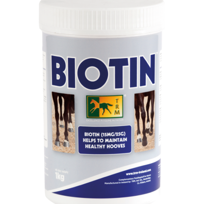 Frasco branco com rótulo cinza e azul de suplemento biotina para cavalos, mostrando patas de cavalo e marca TRM.