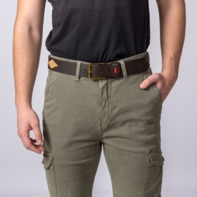 Calças cargo verdes com bolsos laterais e cinto castanho com detalhes em couro e t-shirt preta.