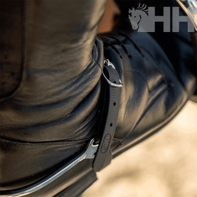 Bota preta de couro com correia preta e fivela metálica