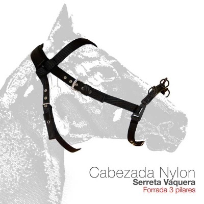 Cabeça de cavalo em ilustração cinzenta com cabeçada de nylon preta e texto descritivo.