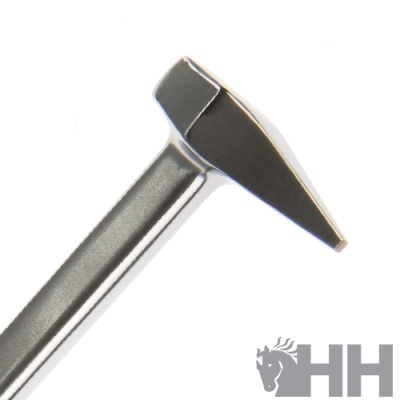 Martelo cinzento com cabeça quadrada e cabo liso sobre fundo branco com logo HH