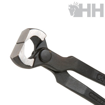 Alicate de metal preto com pontas prateadas em fundo branco