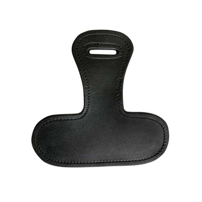 Acessório preto com textura lisa e costura, formato irregular com orifício retangular na parte superior