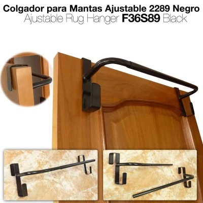 Colgador ajustável para mantas negro em metal instalado em porta de madeira e parede de mármore.
