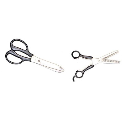 Duas tesouras de lâminas metálicas e punhos pretos, incluindo uma tesoura de desbaste.
