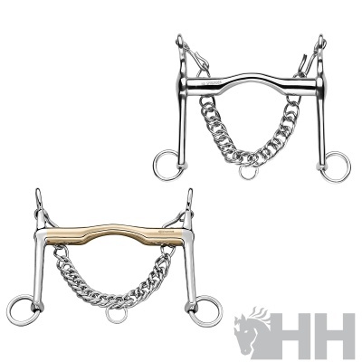 Dois freios metálicos para cavalo, um prateado e outro com bocal dourado, em fundo branco