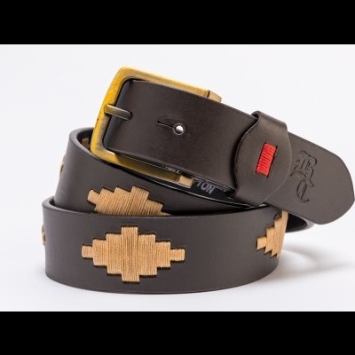 Cinto de couro castanho escuro com fivela metálica dourada e padrão geométrico bege